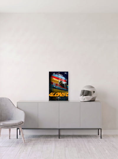 Poster del casco de Fernando Alonso con estrellas y su apellido en naranja, en medida 33,3 x 50 cm, apoyado sobre un aparador gris junto a un casco de competicion, decoracion racing de MOA-Grafics.
