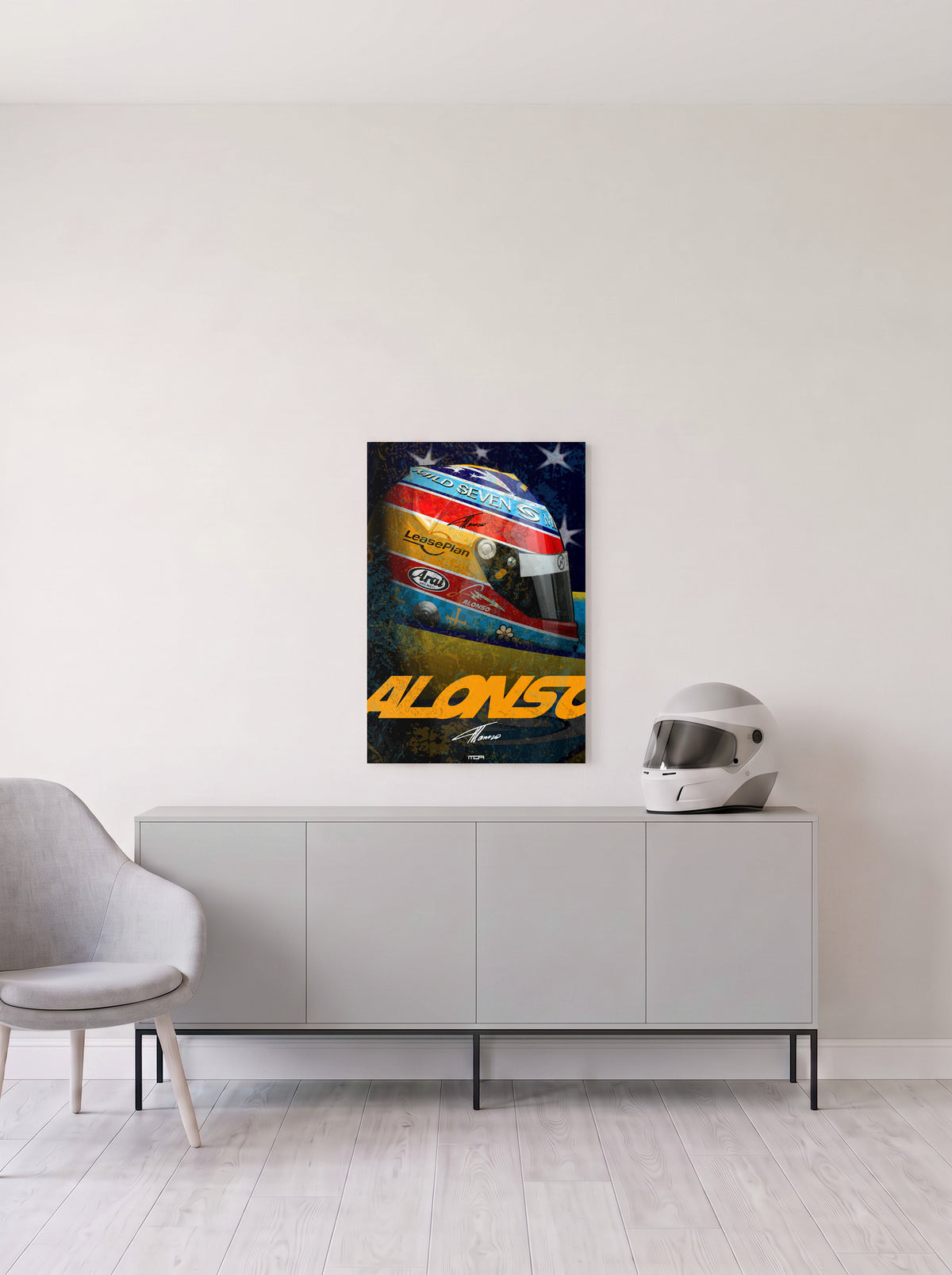 Poster del casco de Fernando Alonso con estrellas y su apellido en naranja, en medida 46,7 x 70 cm, colgado en la pared clara de un salon, sobre un aparador gris con un casco de competicion al lado, decoracion racing de MOA-Grafics.