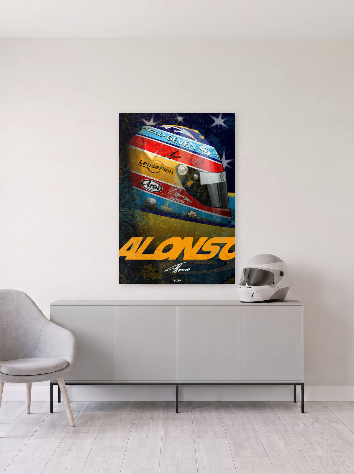Poster del casco de Fernando Alonso con estrellas y su apellido en naranja, colgado en la pared clara de un salon, sobre un aparador gris con un casco de competicion al lado, decoracion racing de MOA-Grafics.