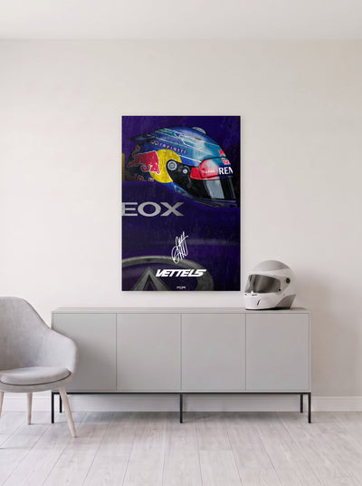 Poster del casco de Sebastian Vettel sobre fondo azul, colgado en la pared clara de un salon, sobre un aparador gris con un casco de competicion al lado, decoracion racing de MOA-Grafics.