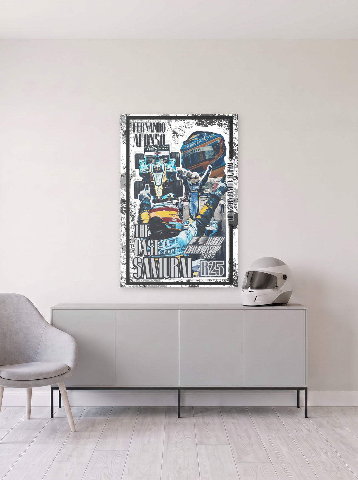 Poster The Last Samurai de Fernando Alonso con el R25 de 2005 en un collage retro enmarcado, colgado en la pared clara de un salon, sobre un aparador gris con un casco de competicion al lado, decoracion racing de MOA-Grafics.