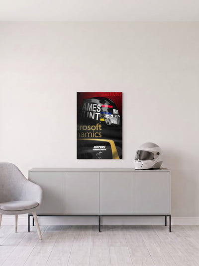 Poster tributo a Kimi Raikkonen y James Hunt sobre fondo rojo, en medida 46,7 x 70 cm, colgado en la pared clara de un salon, sobre un aparador gris con un casco de competicion al lado, decoracion racing de MOA-Grafics.