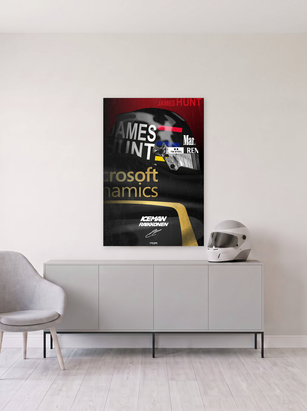 Poster tributo a Kimi Raikkonen y James Hunt sobre fondo rojo, colgado en la pared clara de un salon, sobre un aparador gris con un casco de competicion al lado, decoracion racing de MOA-Grafics.