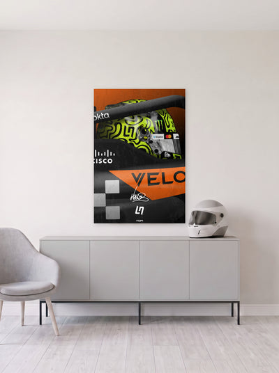 Poster del casco de Lando Norris asomando del cockpit del McLaren, colgado en la pared clara de un salon, sobre un aparador gris con un casco de competicion al lado, decoracion racing de MOA-Grafics.