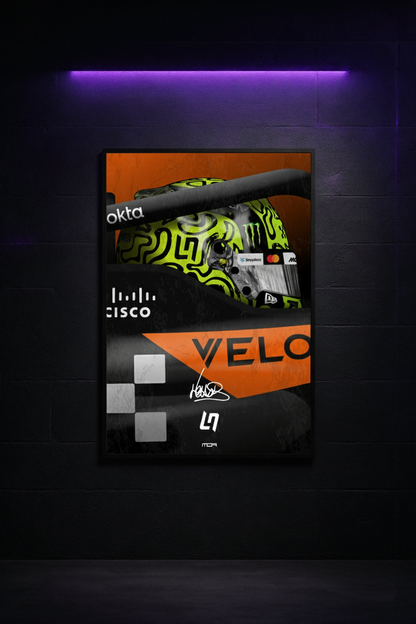 Póster enmarcado del casco de Lando Norris en su F1, una pieza de decoración racing para un salón moderno de MOA-Grafics.