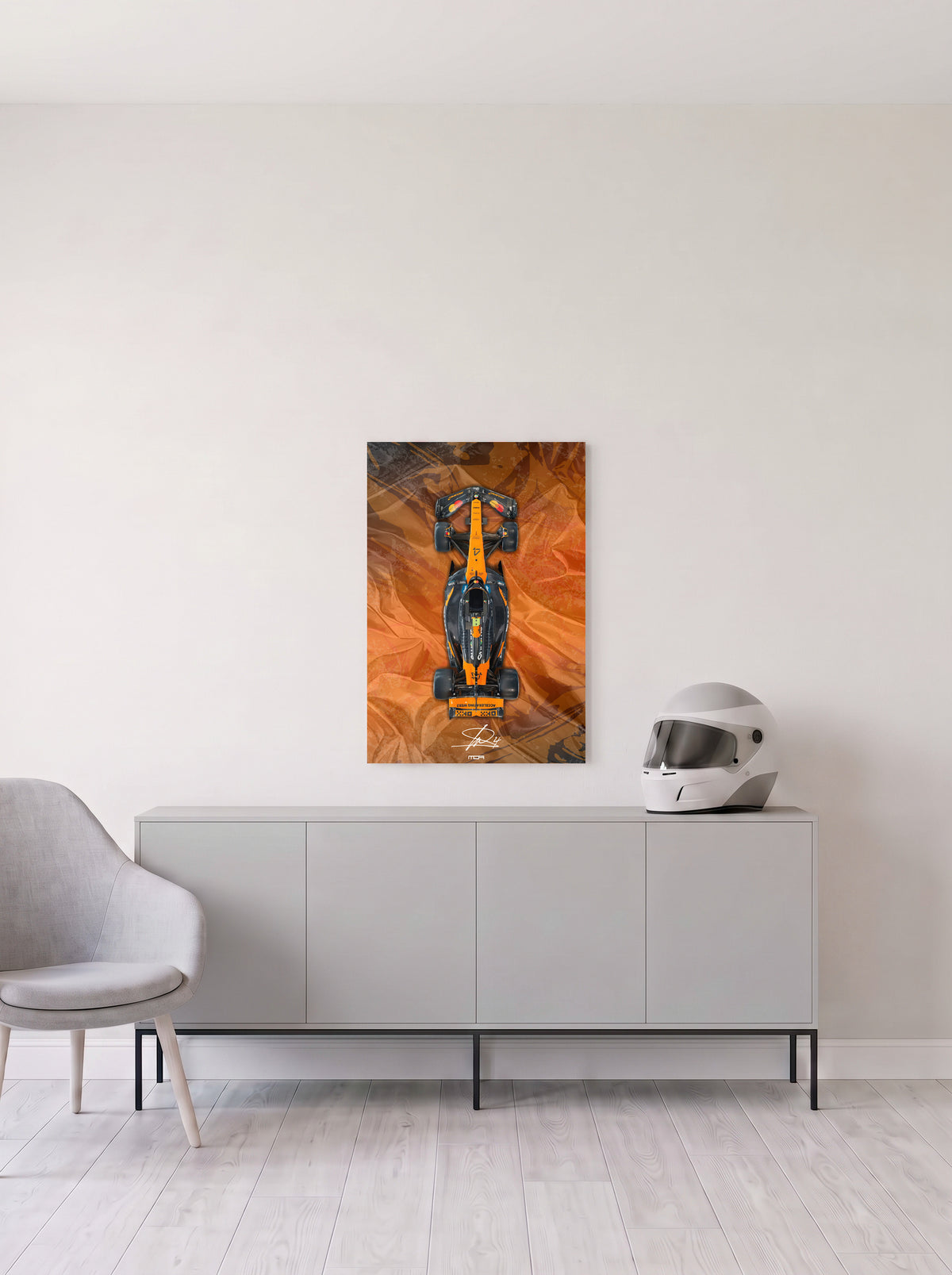 Poster del McLaren de Lando Norris sobre fondo naranja satinado, en medida 46,7 x 70 cm, colgado en la pared clara de un salon, sobre un aparador gris con un casco de competicion al lado, decoracion racing de MOA-Grafics.