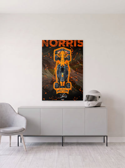 Poster del McLaren de Lando Norris con su apellido en grande y salpicaduras naranjas, colgado en la pared clara de un salon, sobre un aparador gris con un casco de competicion al lado, decoracion racing de MOA-Grafics.