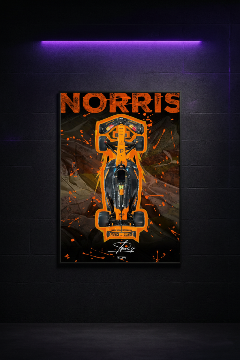Póster enmarcado del McLaren F1 de Lando Norris (V5) en una pared oscura, una pieza de decoración racing para un salón por MOA-Grafics.