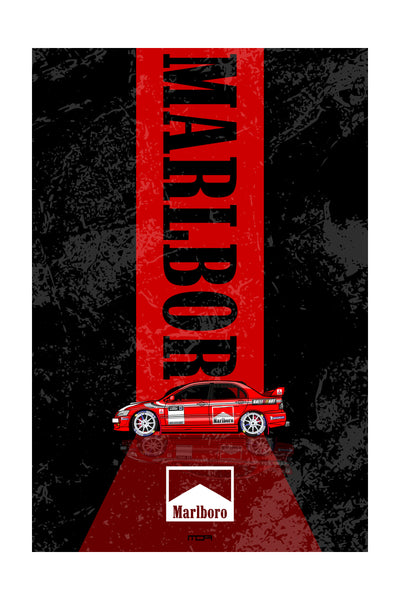 Poster del Mitsubishi Lancer Evolution de rally con la decoracion roja y blanca de Marlboro Ralliart, de perfil sobre su reflejo, con el rotulo Marlboro en vertical sobre una banda roja y fondo negro texturizado, arte racing de MOA-Grafics.