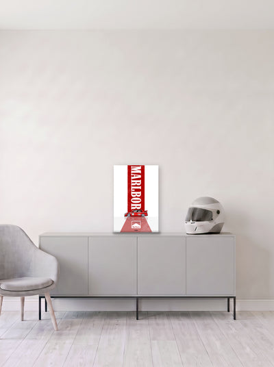 Poster del Mitsubishi Lancer Evolution con la decoracion Marlboro sobre fondo blanco, en medida 33,3 x 50 cm, apoyado sobre un aparador gris junto a un casco de competicion, decoracion racing de MOA-Grafics.