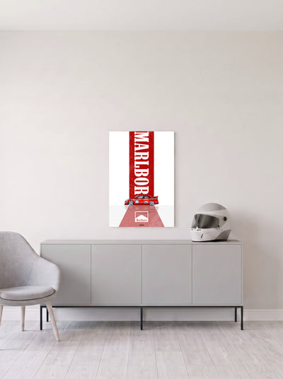 Poster del Mitsubishi Lancer Evolution con la decoracion Marlboro sobre fondo blanco, en medida 46,7 x 70 cm, colgado en la pared clara de un salon, sobre un aparador gris con un casco de competicion al lado, decoracion racing de MOA-Grafics.