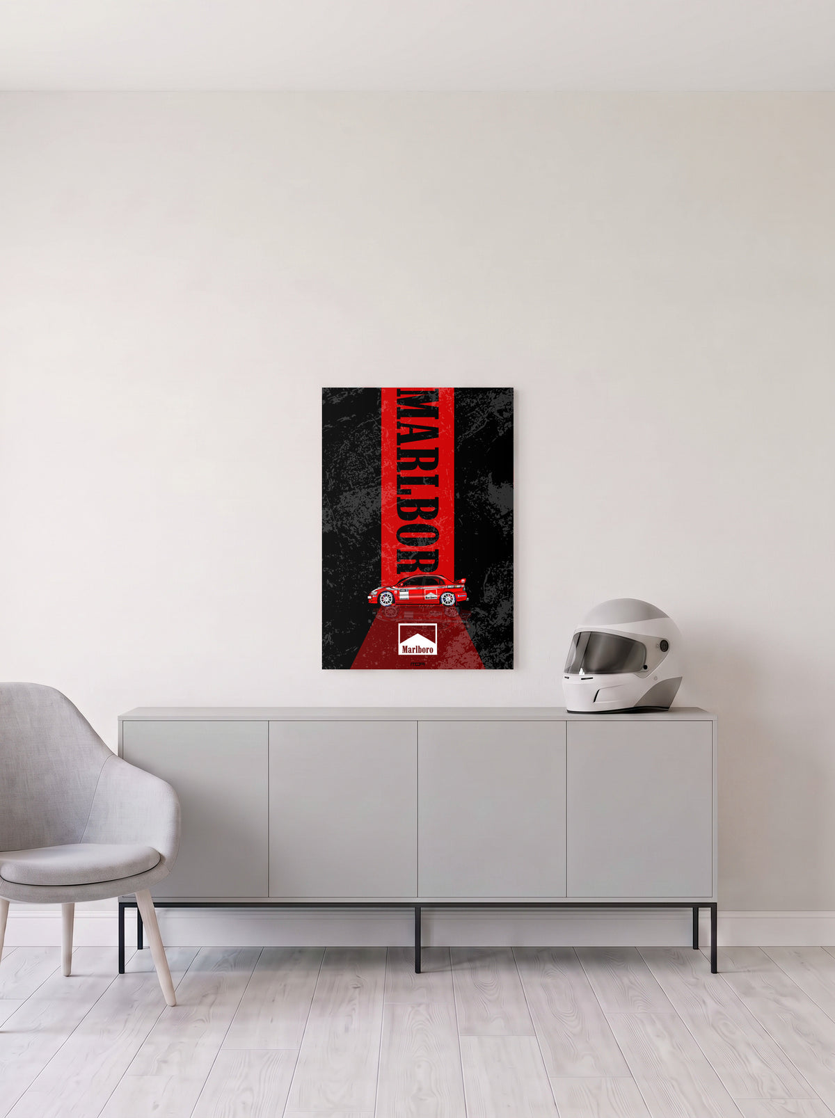 Poster del Mitsubishi Lancer Evolution con la decoracion Marlboro sobre fondo negro, en medida 46,7 x 70 cm, colgado en la pared clara de un salon, sobre un aparador gris con un casco de competicion al lado, decoracion racing de MOA-Grafics.