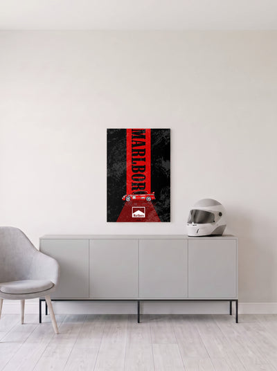 Poster del Mitsubishi Lancer Evolution con la decoracion Marlboro sobre fondo negro, en medida 46,7 x 70 cm, colgado en la pared clara de un salon, sobre un aparador gris con un casco de competicion al lado, decoracion racing de MOA-Grafics.