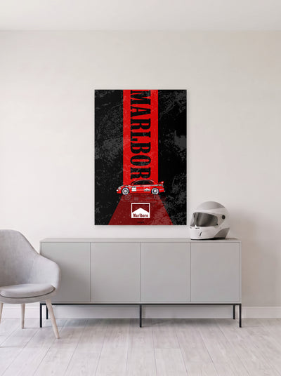 Poster del Mitsubishi Lancer Evolution con la decoracion Marlboro sobre fondo negro, colgado en la pared clara de un salon, sobre un aparador gris con un casco de competicion al lado, decoracion racing de MOA-Grafics.