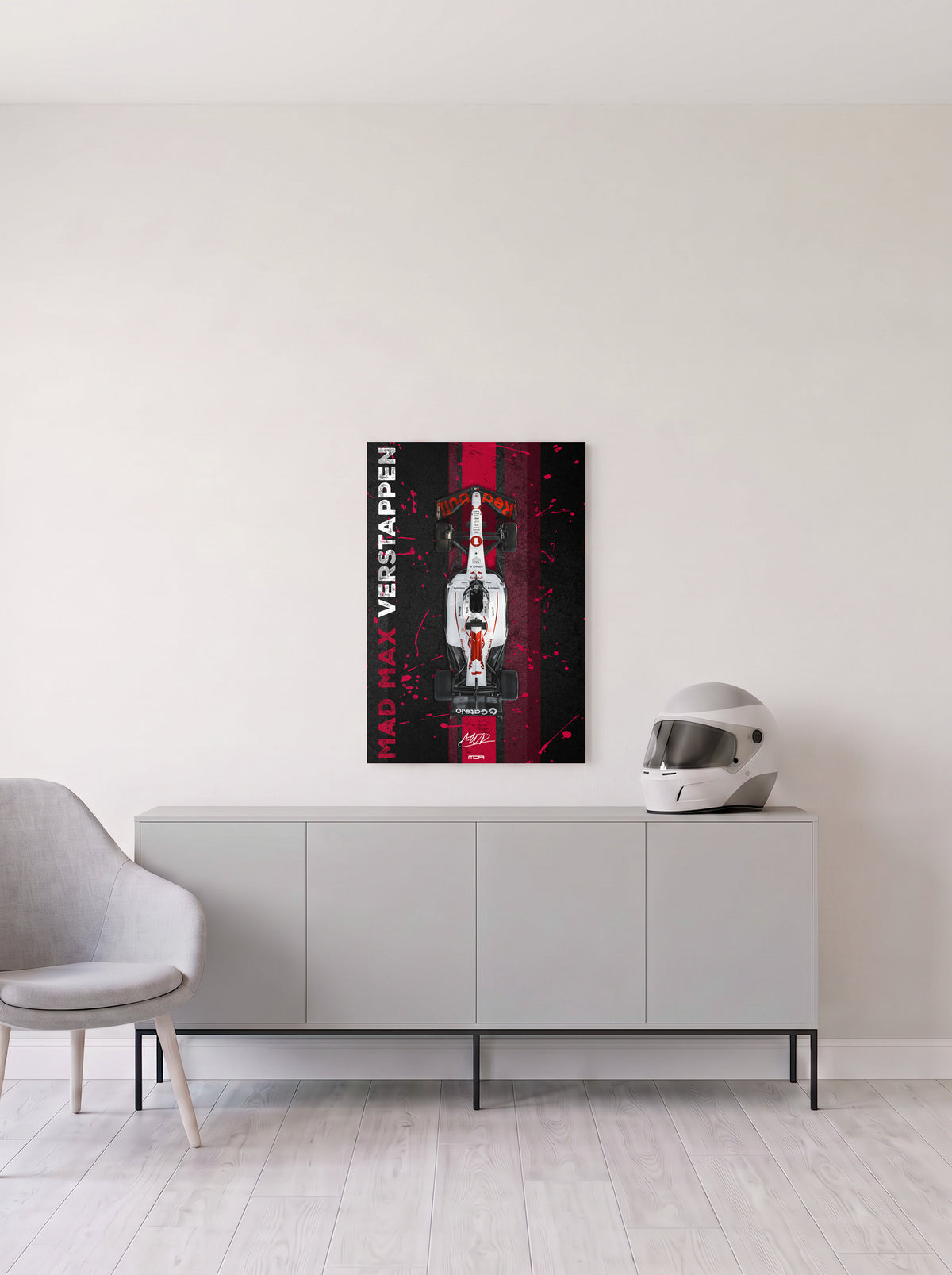 Poster del Red Bull de Max Verstappen con el rotulo Mad Max en vertical sobre franja roja, en medida 46,7 x 70 cm, colgado en la pared clara de un salon, sobre un aparador gris con un casco de competicion al lado, decoracion racing de MOA-Grafics.