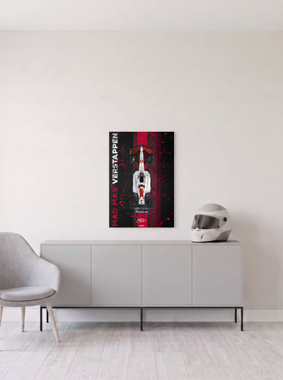 Poster del Red Bull de Max Verstappen con el rotulo Mad Max en vertical sobre franja roja, en medida 46,7 x 70 cm, colgado en la pared clara de un salon, sobre un aparador gris con un casco de competicion al lado, decoracion racing de MOA-Grafics.