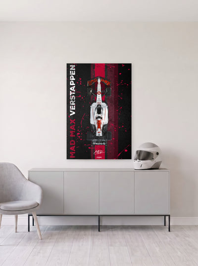 Poster del Red Bull de Max Verstappen con el rotulo Mad Max en vertical sobre franja roja, colgado en la pared clara de un salon, sobre un aparador gris con un casco de competicion al lado, decoracion racing de MOA-Grafics.
