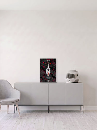 Poster del Red Bull de Max Verstappen con el rotulo Mad Max arriba y salpicaduras rojas, en medida 33,3 x 50 cm, apoyado sobre un aparador gris junto a un casco de competicion, decoracion racing de MOA-Grafics.