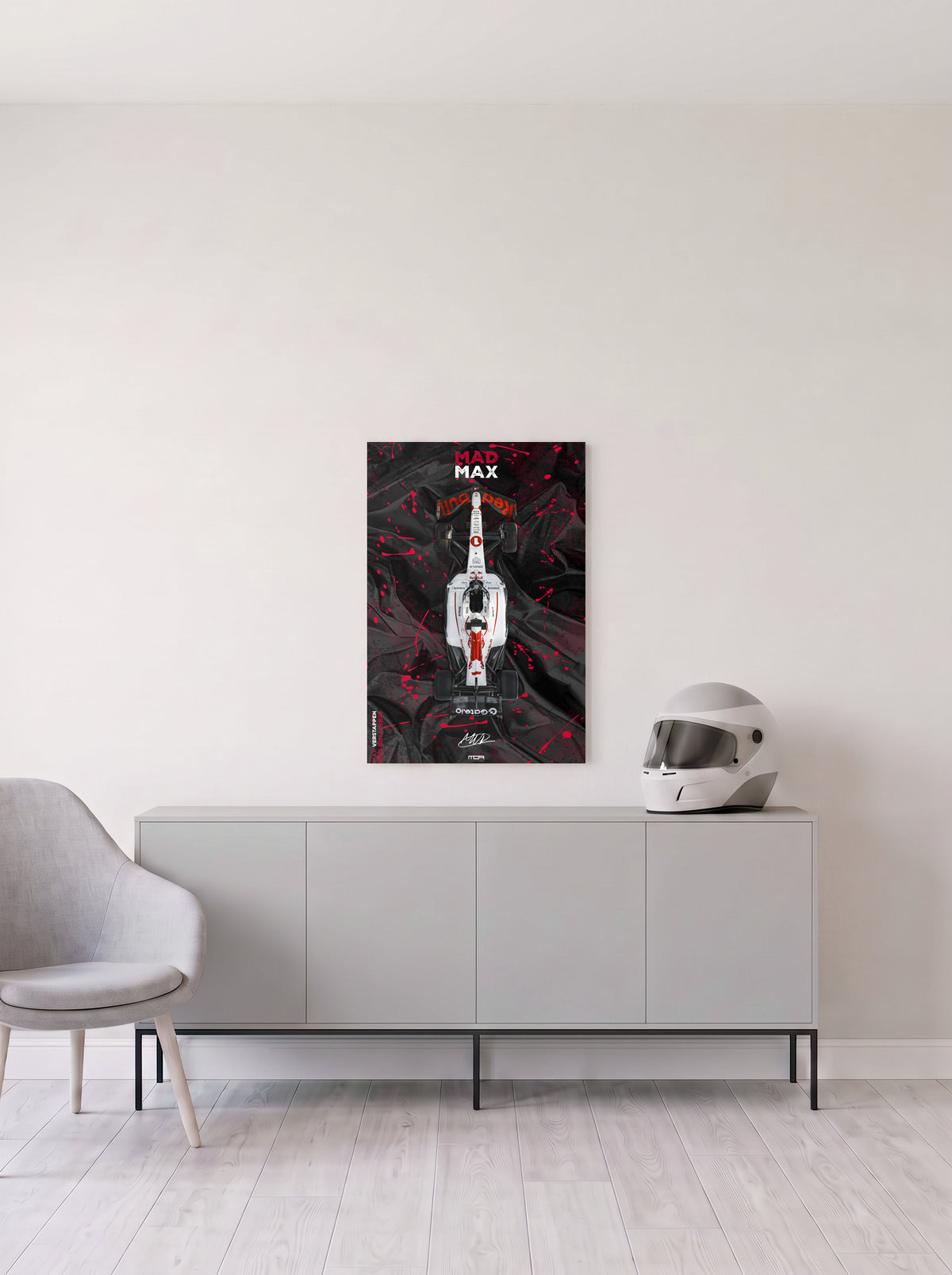 Poster del Red Bull de Max Verstappen con el rotulo Mad Max arriba y salpicaduras rojas, en medida 46,7 x 70 cm, colgado en la pared clara de un salon, sobre un aparador gris con un casco de competicion al lado, decoracion racing de MOA-Grafics.