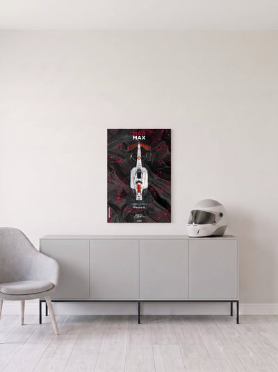Poster del Red Bull de Max Verstappen con el rotulo Mad Max arriba y salpicaduras rojas, en medida 46,7 x 70 cm, colgado en la pared clara de un salon, sobre un aparador gris con un casco de competicion al lado, decoracion racing de MOA-Grafics.