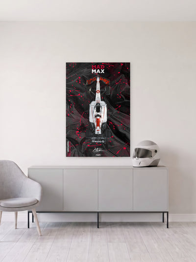 Poster del Red Bull de Max Verstappen con el rotulo Mad Max arriba y salpicaduras rojas, colgado en la pared clara de un salon, sobre un aparador gris con un casco de competicion al lado, decoracion racing de MOA-Grafics.