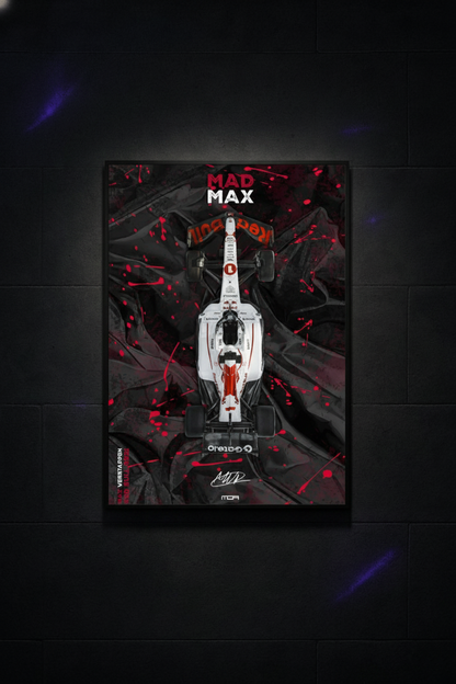 Póster enmarcado del F1 "Mad Max" de Verstappen (V4) en una pared oscura, una pieza de decoración racing para una oficina por MOA-Grafics.