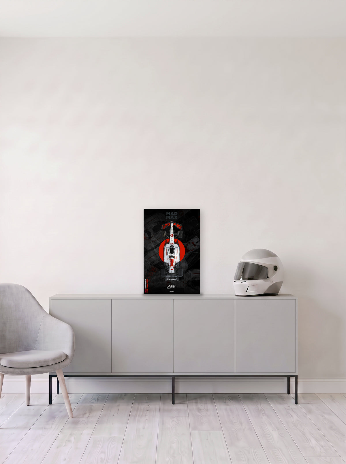 Poster del Red Bull de Max Verstappen sobre un circulo rojo, en homenaje al Gran Premio de Japon, en medida 33,3 x 50 cm, apoyado sobre un aparador gris junto a un casco de competicion, decoracion racing de MOA-Grafics.