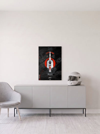 Poster del Red Bull de Max Verstappen sobre un circulo rojo, en homenaje al Gran Premio de Japon, en medida 46,7 x 70 cm, colgado en la pared clara de un salon, sobre un aparador gris con un casco de competicion al lado, decoracion racing de MOA-Grafics.