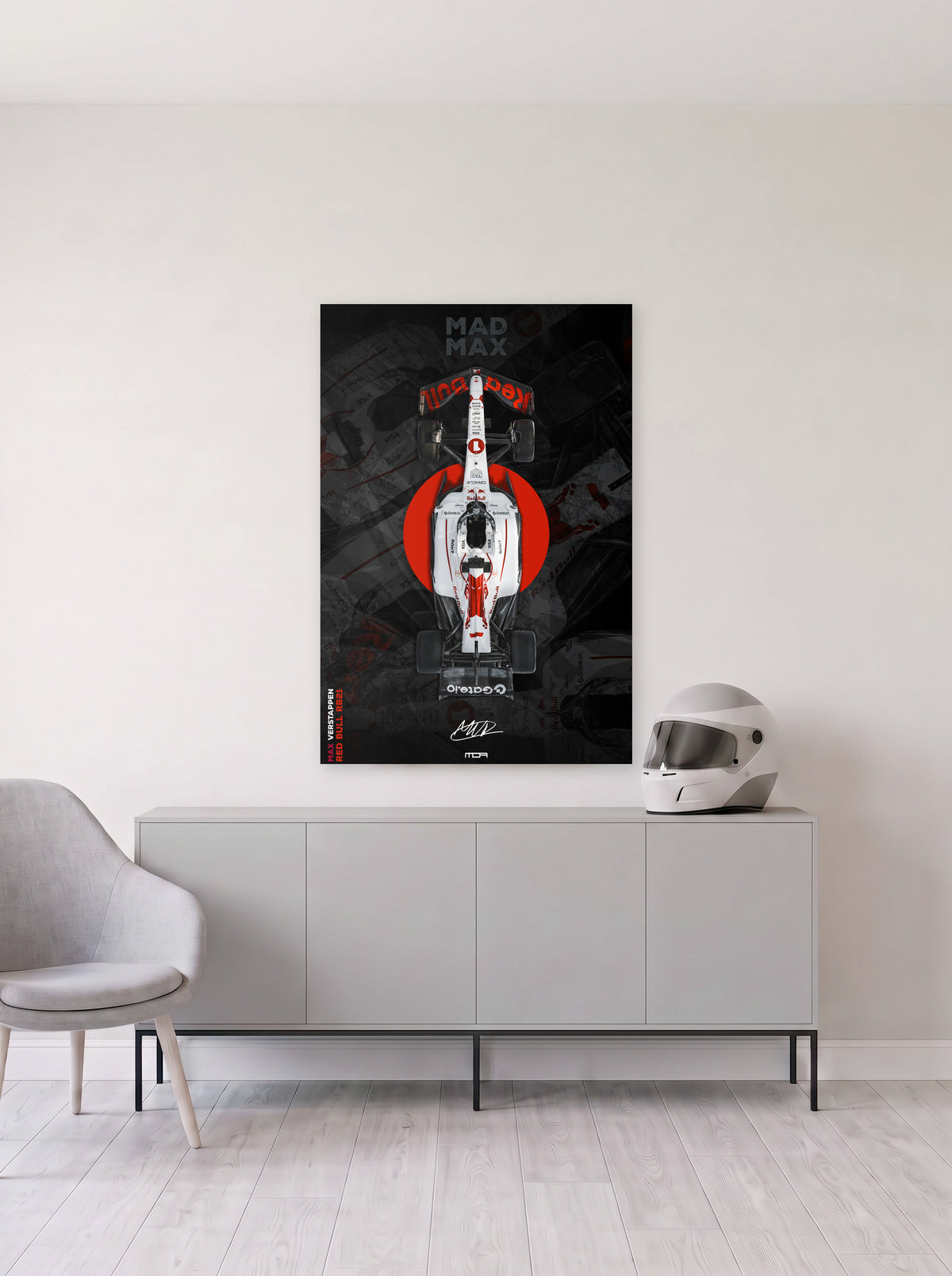 Poster del Red Bull de Max Verstappen sobre un circulo rojo, en homenaje al Gran Premio de Japon, colgado en la pared clara de un salon, sobre un aparador gris con un casco de competicion al lado, decoracion racing de MOA-Grafics.