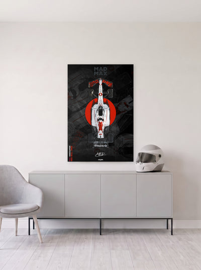 Poster del Red Bull de Max Verstappen sobre un circulo rojo, en homenaje al Gran Premio de Japon, colgado en la pared clara de un salon, sobre un aparador gris con un casco de competicion al lado, decoracion racing de MOA-Grafics.