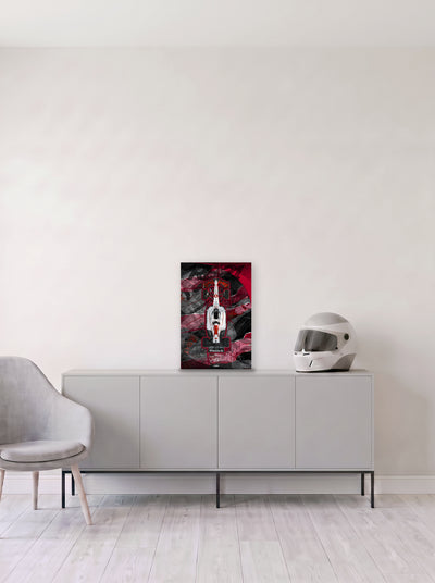 Poster del Red Bull de Max Verstappen perfilado en rojo sobre fondo de formas superpuestas, en medida 33,3 x 50 cm, apoyado sobre un aparador gris junto a un casco de competicion, decoracion racing de MOA-Grafics.