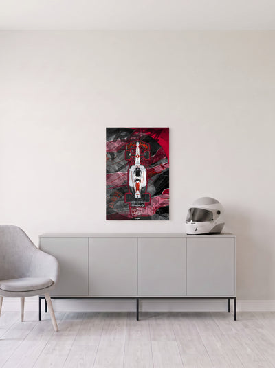 Poster del Red Bull de Max Verstappen perfilado en rojo sobre fondo de formas superpuestas, en medida 46,7 x 70 cm, colgado en la pared clara de un salon, sobre un aparador gris con un casco de competicion al lado, decoracion racing de MOA-Grafics.