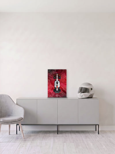 Poster del Red Bull de Max Verstappen sobre fondo rojo satinado, en medida 33,3 x 50 cm, apoyado sobre un aparador gris junto a un casco de competicion, decoracion racing de MOA-Grafics.