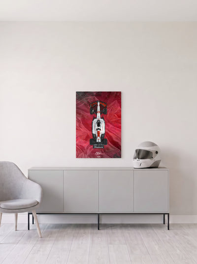 Poster del Red Bull de Max Verstappen sobre fondo rojo satinado, en medida 46,7 x 70 cm, colgado en la pared clara de un salon, sobre un aparador gris con un casco de competicion al lado, decoracion racing de MOA-Grafics.