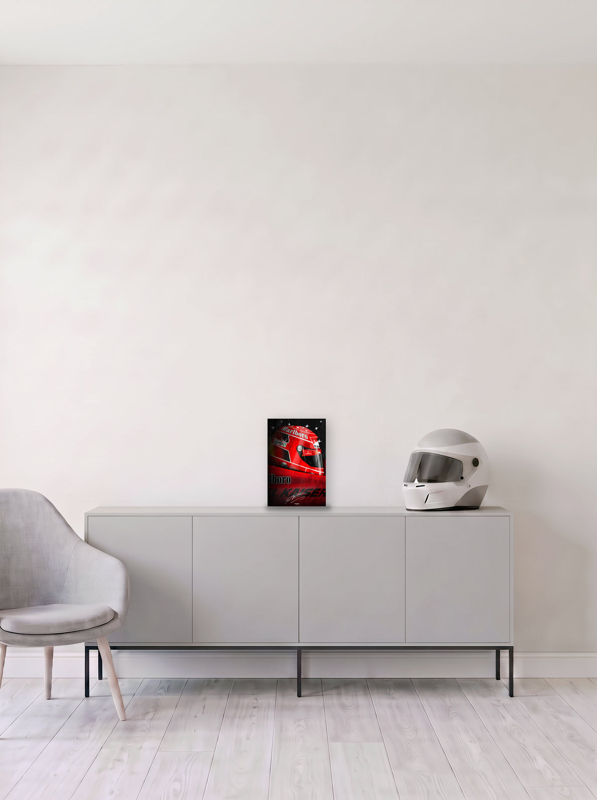 Poster del casco de Michael Schumacher con la librea de Ferrari, en medida 20 x 30 cm, apoyado sobre un aparador gris junto a un casco de competicion, decoracion racing de MOA-Grafics.