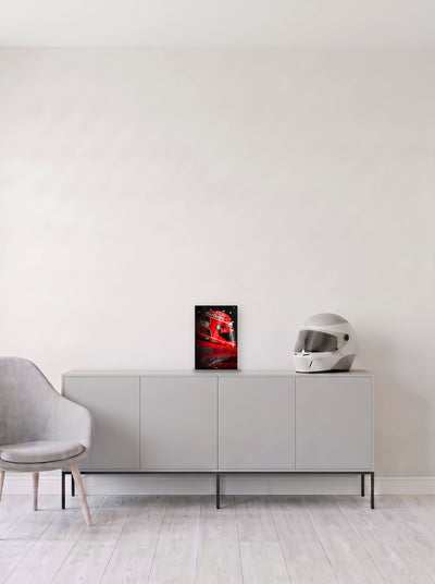 Poster del casco de Michael Schumacher con la librea de Ferrari, en medida 20 x 30 cm, apoyado sobre un aparador gris junto a un casco de competicion, decoracion racing de MOA-Grafics.