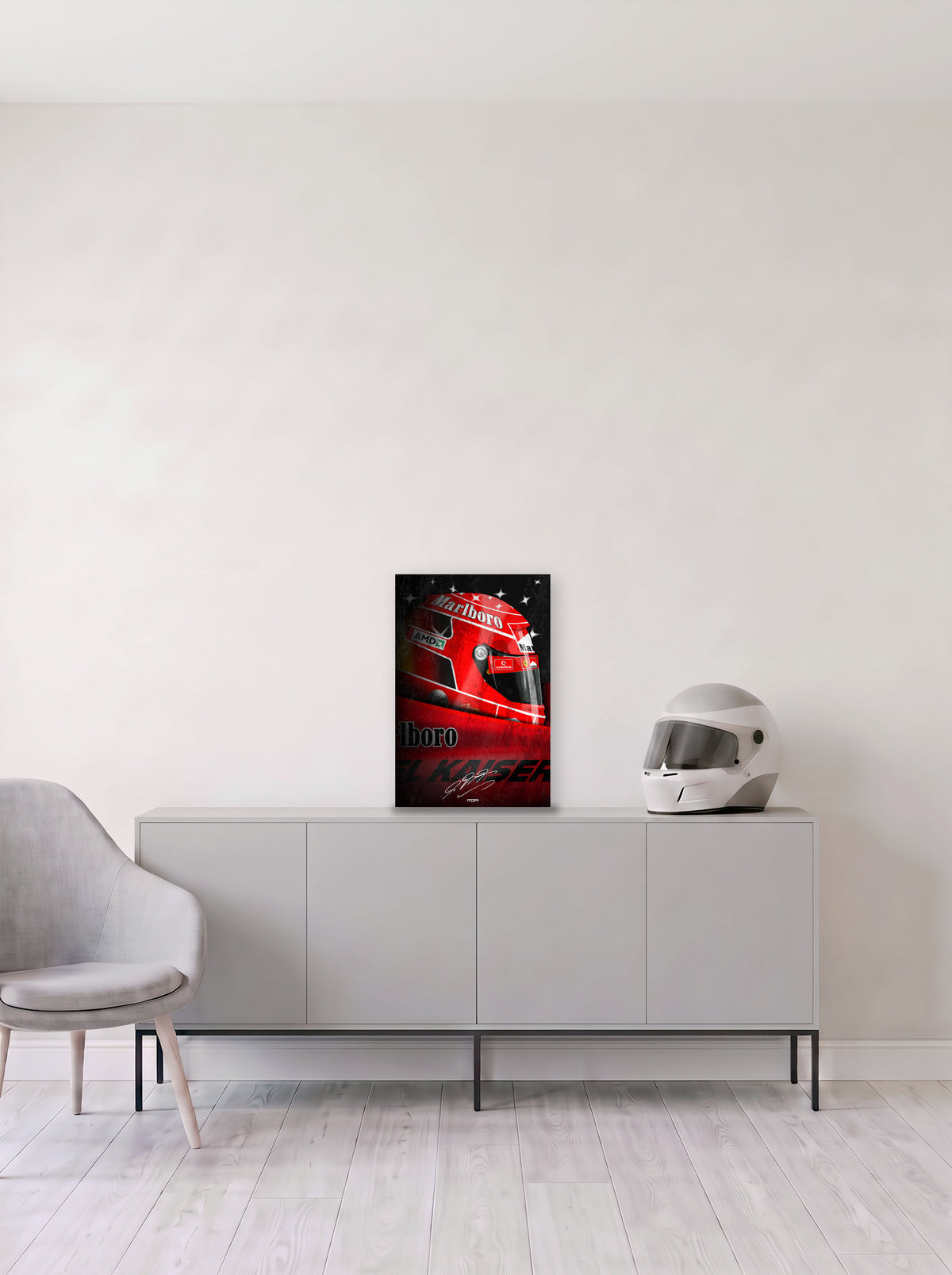 Poster del casco de Michael Schumacher con la librea de Ferrari, en medida 33,3 x 50 cm, apoyado sobre un aparador gris junto a un casco de competicion, decoracion racing de MOA-Grafics.