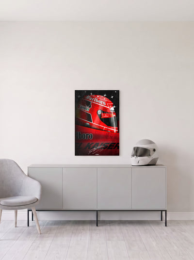 Poster del casco de Michael Schumacher con la librea de Ferrari, en medida 46,7 x 70 cm, colgado en la pared clara de un salon, sobre un aparador gris con un casco de competicion al lado, decoracion racing de MOA-Grafics.