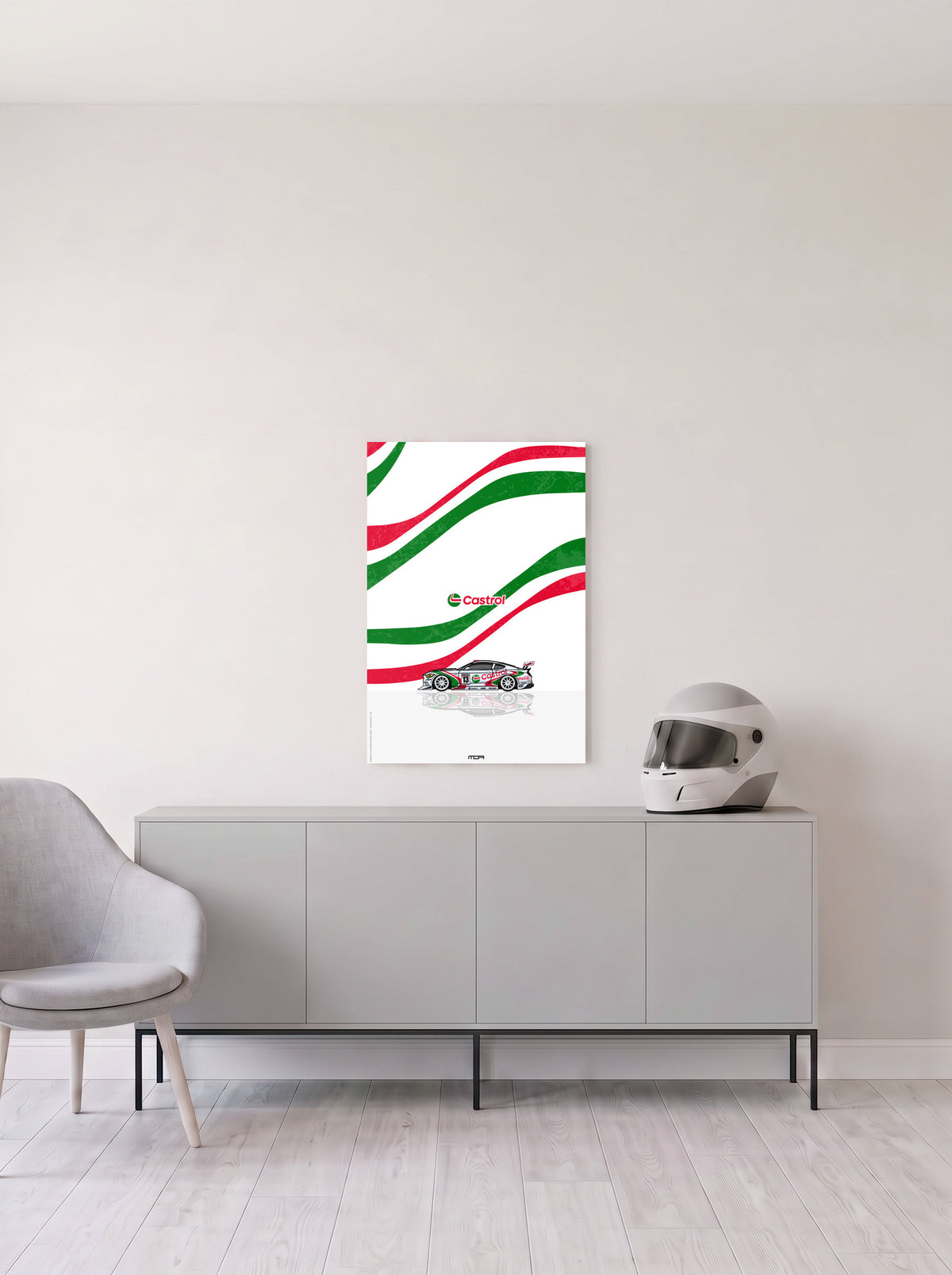 Poster del Ford Mustang con librea Castrol sobre fondo blanco, en medida 46,7 x 70 cm, colgado en la pared clara de un salon, sobre un aparador gris con un casco de competicion al lado, decoracion racing de MOA-Grafics.