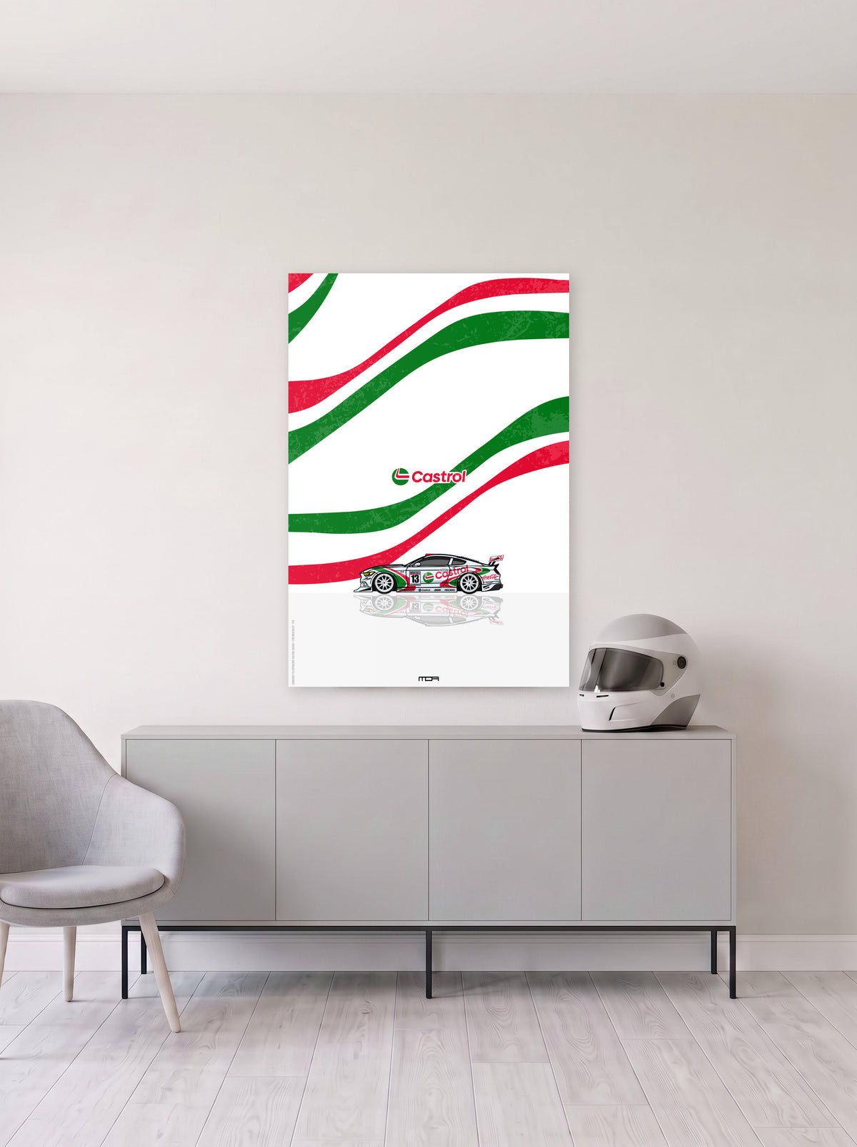 Poster del Ford Mustang con librea Castrol sobre fondo blanco, colgado en la pared clara de un salon, sobre un aparador gris con un casco de competicion al lado, decoracion racing de MOA-Grafics.