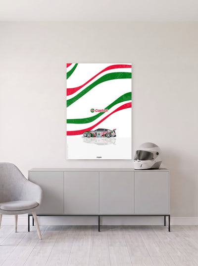Poster del Ford Mustang con librea Castrol sobre fondo blanco, colgado en la pared clara de un salon, sobre un aparador gris con un casco de competicion al lado, decoracion racing de MOA-Grafics.