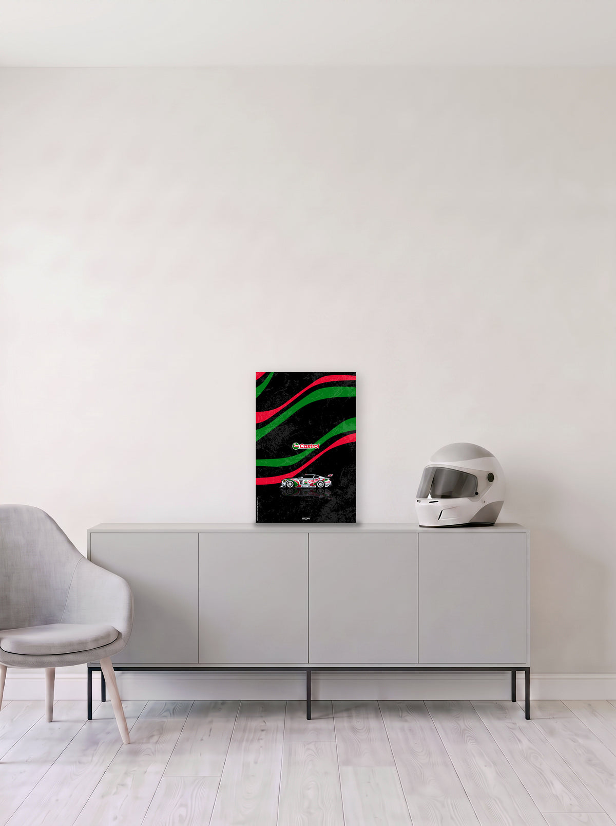 Poster del Ford Mustang con librea Castrol sobre fondo negro, en medida 33,3 x 50 cm, apoyado sobre un aparador gris junto a un casco de competicion, decoracion racing de MOA-Grafics.
