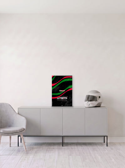 Poster del Ford Mustang con librea Castrol sobre fondo negro, en medida 33,3 x 50 cm, apoyado sobre un aparador gris junto a un casco de competicion, decoracion racing de MOA-Grafics.