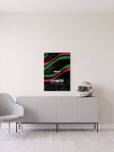 Poster del Ford Mustang con librea Castrol sobre fondo negro, en medida 46,7 x 70 cm, colgado en la pared clara de un salon, sobre un aparador gris con un casco de competicion al lado, decoracion racing de MOA-Grafics.