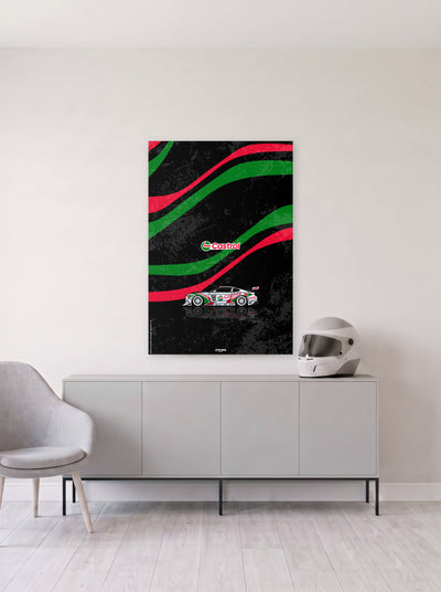 Poster del Ford Mustang con librea Castrol sobre fondo negro, colgado en la pared clara de un salon, sobre un aparador gris con un casco de competicion al lado, decoracion racing de MOA-Grafics.