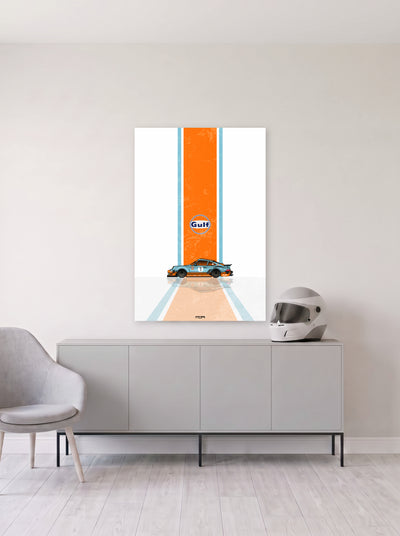 Poster del Porsche 911 Gulf Racing sobre fondo blanco, colgado en la pared clara de un salon, sobre un aparador gris con un casco de competicion al lado, decoracion racing de MOA-Grafics.