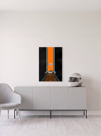Poster del Porsche 911 Gulf Racing sobre fondo negro, en medida 46,7 x 70 cm, colgado en la pared clara de un salon, sobre un aparador gris con un casco de competicion al lado, decoracion racing de MOA-Grafics.