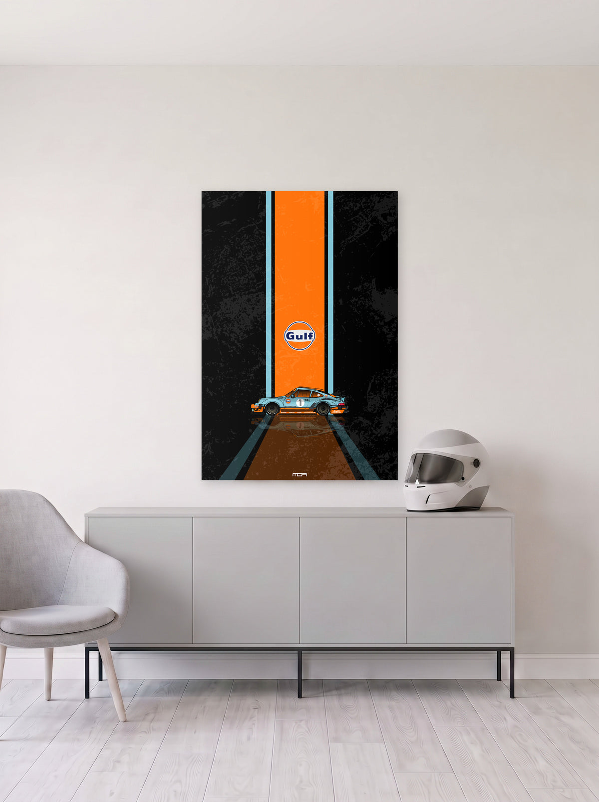 Poster del Porsche 911 Gulf Racing sobre fondo negro, colgado en la pared clara de un salon, sobre un aparador gris con un casco de competicion al lado, decoracion racing de MOA-Grafics.