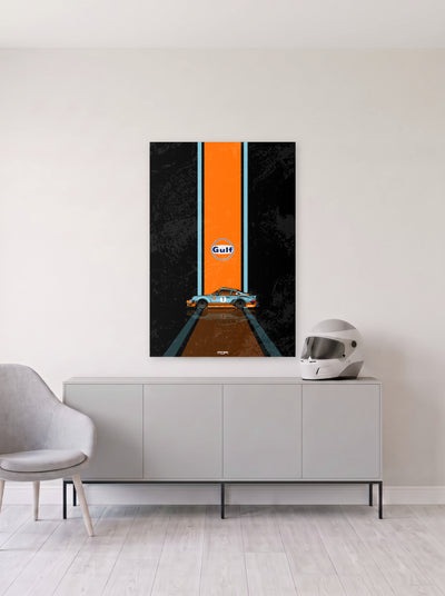 Poster del Porsche 911 Gulf Racing sobre fondo negro, colgado en la pared clara de un salon, sobre un aparador gris con un casco de competicion al lado, decoracion racing de MOA-Grafics.