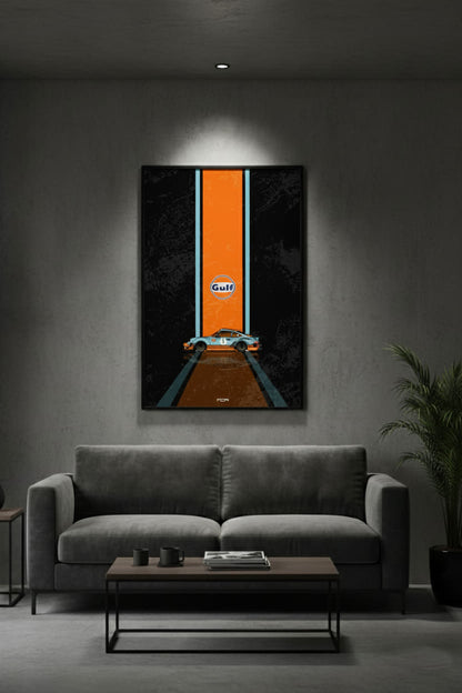 Póster enmarcado del Porsche 911 Gulf Racing en una pared oscura, una pieza decorativa de estilo racing para un salón por MOA-Grafics.